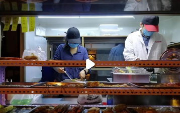 夫妻俩街头卖特色小吃 夫妻俩街头卖特色小吃