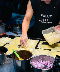 夫妻俩街头卖特色小吃 夫妻俩街头卖特色小吃